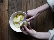Gachas de avena con manzanas<br>y frutos rojos