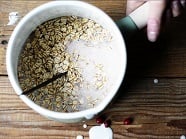 Gachas de avena con manzanas<br>y frutos rojos