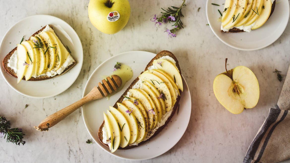 Toast di mele,<br>ricotta e rosmarino