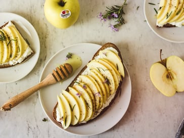 Toast di mele,<br>ricotta e rosmarino