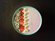 Smoothie Bowl con mele Granny Smith Val Venosta, fragole e yogurt