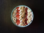 Smoothie Bowl con mele Granny Smith Val Venosta, fragole e yogurt