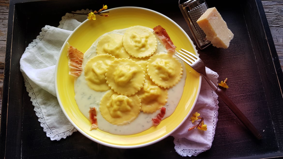 Ravioli mele e speck