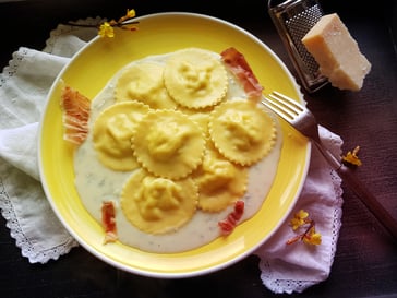 Ravioli mele e speck