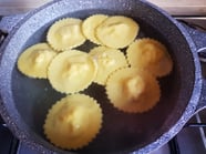 Ravioli mele e speck