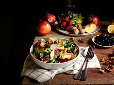 Salat mit Gala Äpfeln<br>und Walnüssen