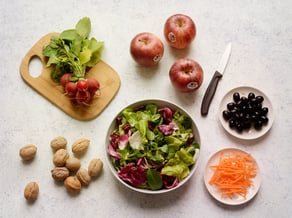 Salat mit Gala Äpfeln<br>und Walnüssen