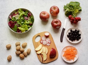 Salat mit Gala Äpfeln<br>und Walnüssen