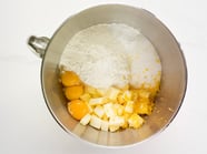 Gedeckter Mürbteigkuchen mit Golden Delicious Äpfeln