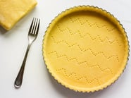 Gedeckter Mürbteigkuchen mit Golden Delicious Äpfeln