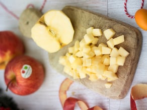 Pastel de fruta picada al cacao