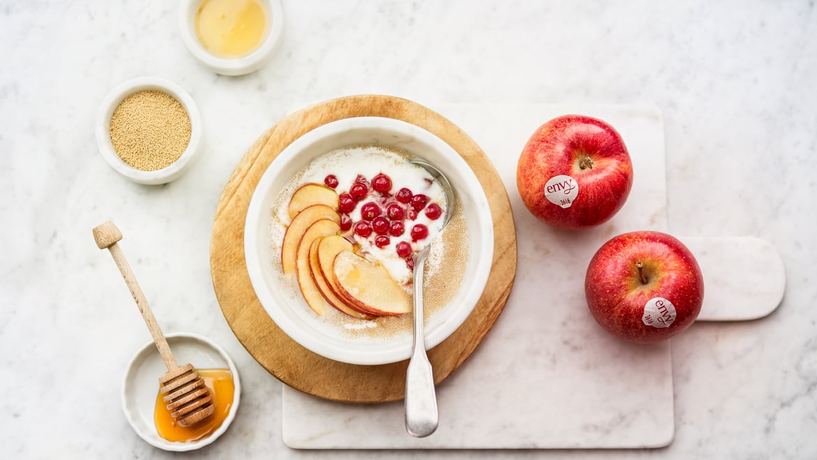 Porridge di amaranto<br>con mele envy™ e ribes caramellato