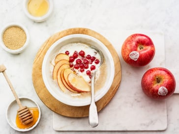Porridge di amaranto<br>con mele envy™ e ribes caramellato
