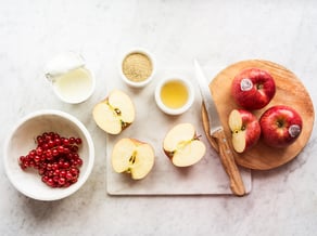 Porridge di amaranto<br>con mele envy™ e ribes caramellato