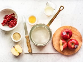 Porridge di amaranto<br>con mele envy™ e ribes caramellato