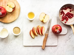 Porridge di amaranto<br>con mele envy™ e ribes caramellato