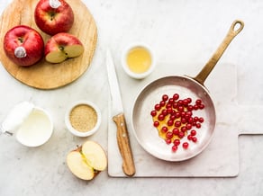 Porridge di amaranto<br>con mele envy™ e ribes caramellato