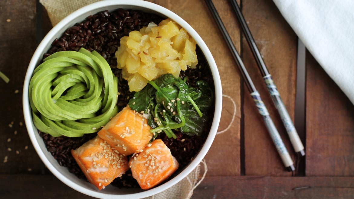 Bowl mit Venere-Reis, Lachs, Avocado und Apfelchutney