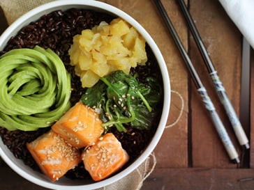Bowl mit Venere-Reis, Lachs, Avocado und Apfelchutney
