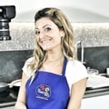 Bowl con riso venere, salmone, avocado e chutney di mela
