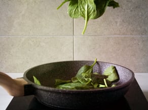 Bowl con riso venere, salmone, avocado e chutney di mela