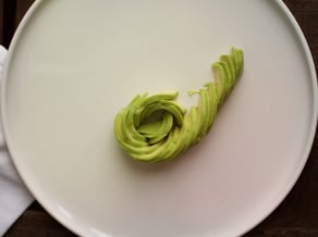 Bowl mit Venere-Reis, Lachs, Avocado und Apfelchutney