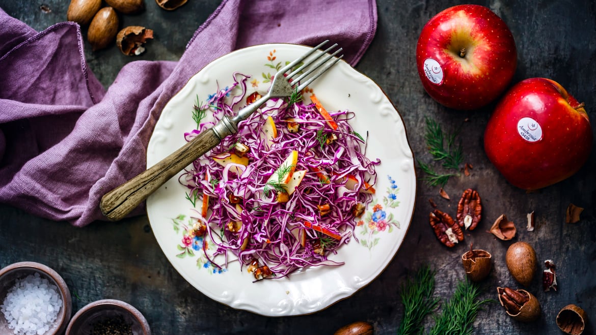 Insalata di cavolo cappuccio rosso, mela Ambrosia™ e noci caramellate