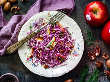 Insalata di cavolo cappuccio rosso, mela Ambrosia™ e noci caramellate