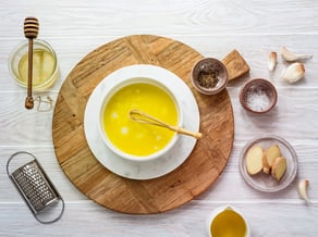 Ensalada de col lombarda, manzana Ambrosia™ y nueces caramelizadas