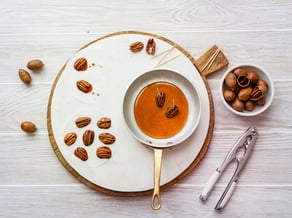 Insalata di cavolo cappuccio rosso, mela Ambrosia™ e noci caramellate