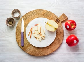 Insalata di cavolo cappuccio rosso, mela Ambrosia™ e noci caramellate
