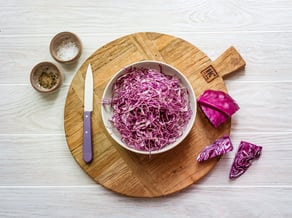 Insalata di cavolo cappuccio rosso, mela Ambrosia™ e noci caramellate