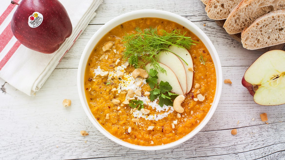 Gazpacho di carote e<br>mele Red Delicious<br>con latte di cocco e curcuma