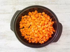 Karotten-Gazpacho<br>mit Red Delicious-Äpfeln,<br>Kokosmilch und Kurkuma