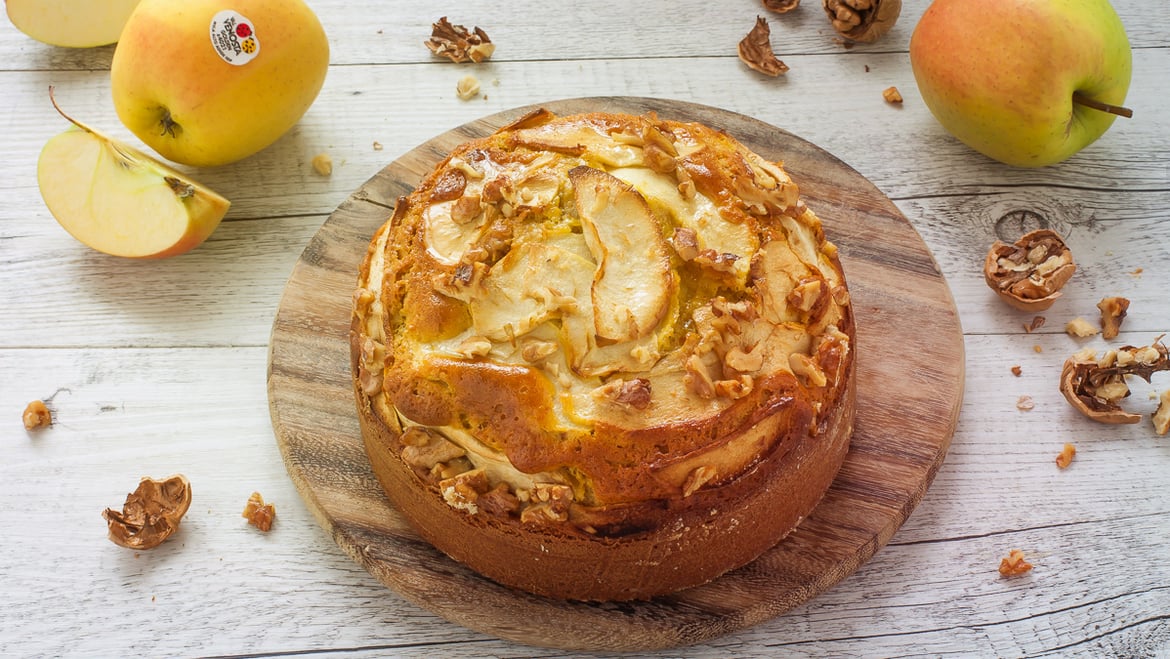 Kuchen mit Golden Delicious-Äpfeln, Walnüssen und warmer Milch