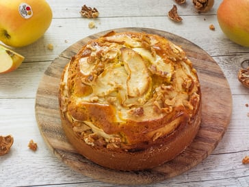 Torta di mele Golden Delicious e noci al latte caldo