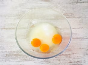 Kuchen mit Golden Delicious-Äpfeln,<br>Walnüssen und warmer Milch