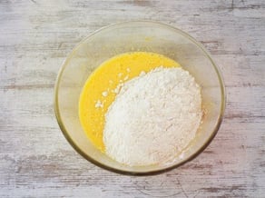 Kuchen mit Golden Delicious-Äpfeln,<br>Walnüssen und warmer Milch