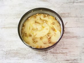 Tarta de manzana Golden Delicious y nueces en leche tibia