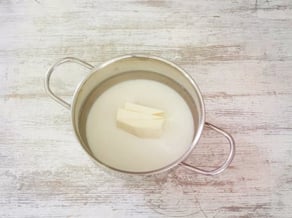 Kuchen mit Golden Delicious-Äpfeln,<br>Walnüssen und warmer Milch