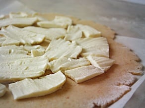Pizza mit Pinova-Äpfeln,<br>Provola-Käse und Rosmarin