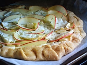 Pizza mit Pinova-Äpfeln,<br>Provola-Käse und Rosmarin