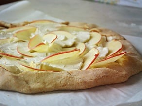 Pizza mit Pinova-Äpfeln,<br>Provola-Käse und Rosmarin