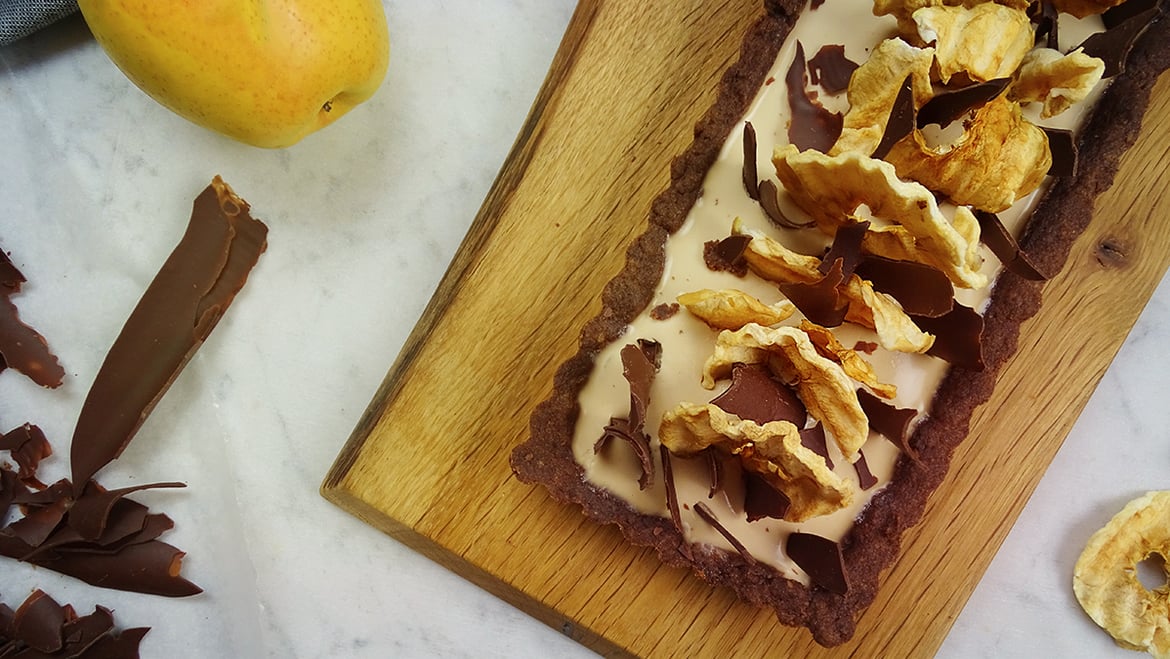 Frolla con mele, panna cotta al caffè<br>e scaglie di cioccolato
