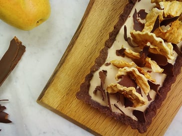 Cocoa crostata with apples,<br>coffee panna cotta and chocolate shavings