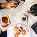 Frolla con mele, panna cotta al caffè<br>e scaglie di cioccolato