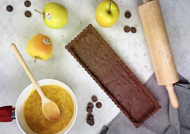 Frolla con mele, panna cotta al caffè<br>e scaglie di cioccolato