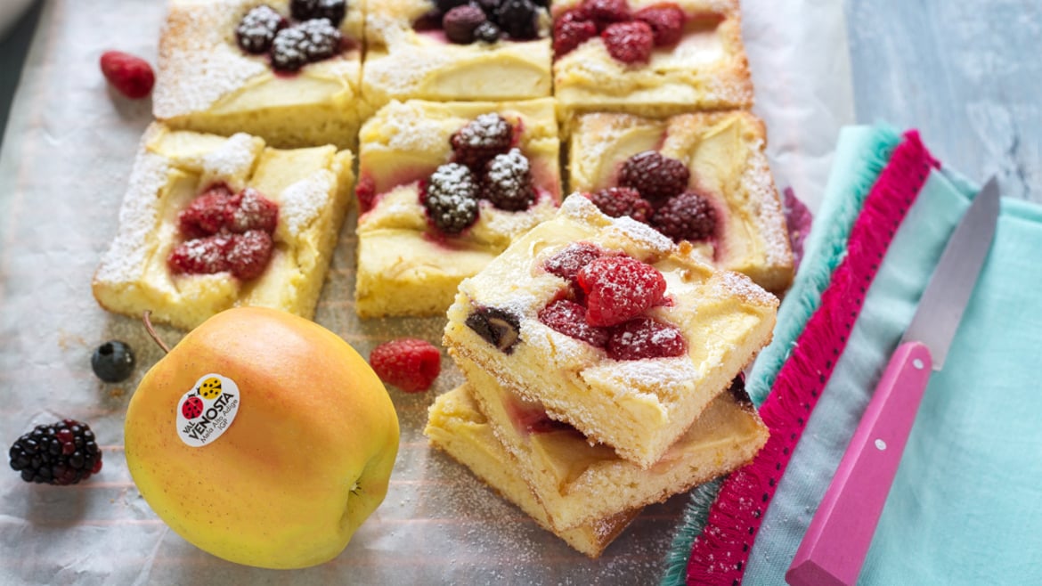 Torta di mele e frutti di bosco
