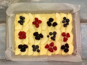 Torta di mele e frutti di bosco