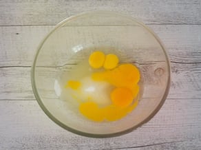 Clafoutis di albicocche e lamponi